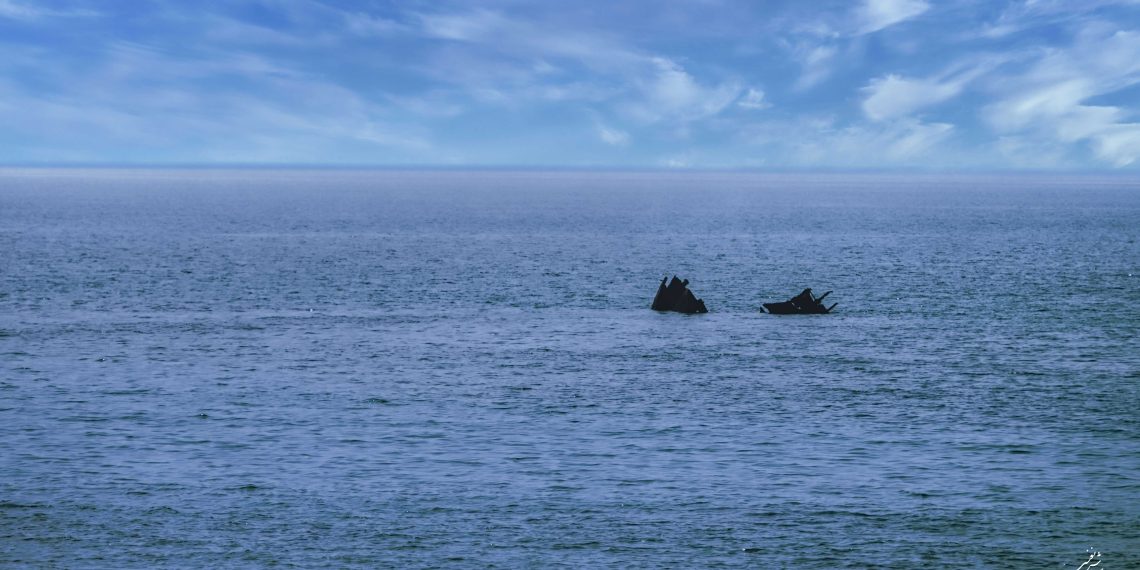 کشتی بنگلادشی غرق شده در ساحل کنگان