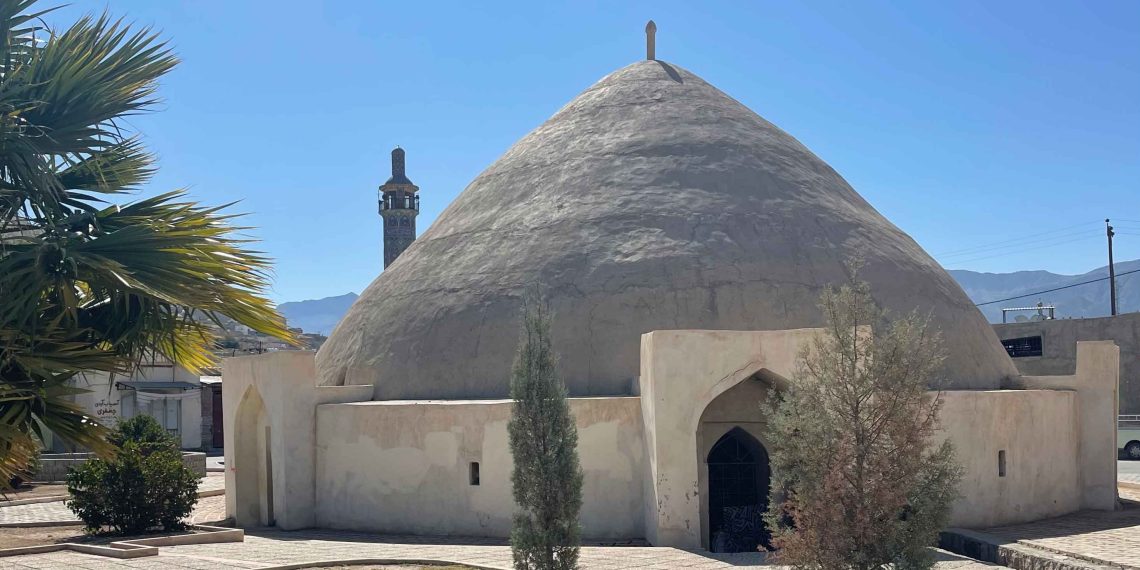 لارستان شهری به رنگ خاک و برکه‌های زیبا